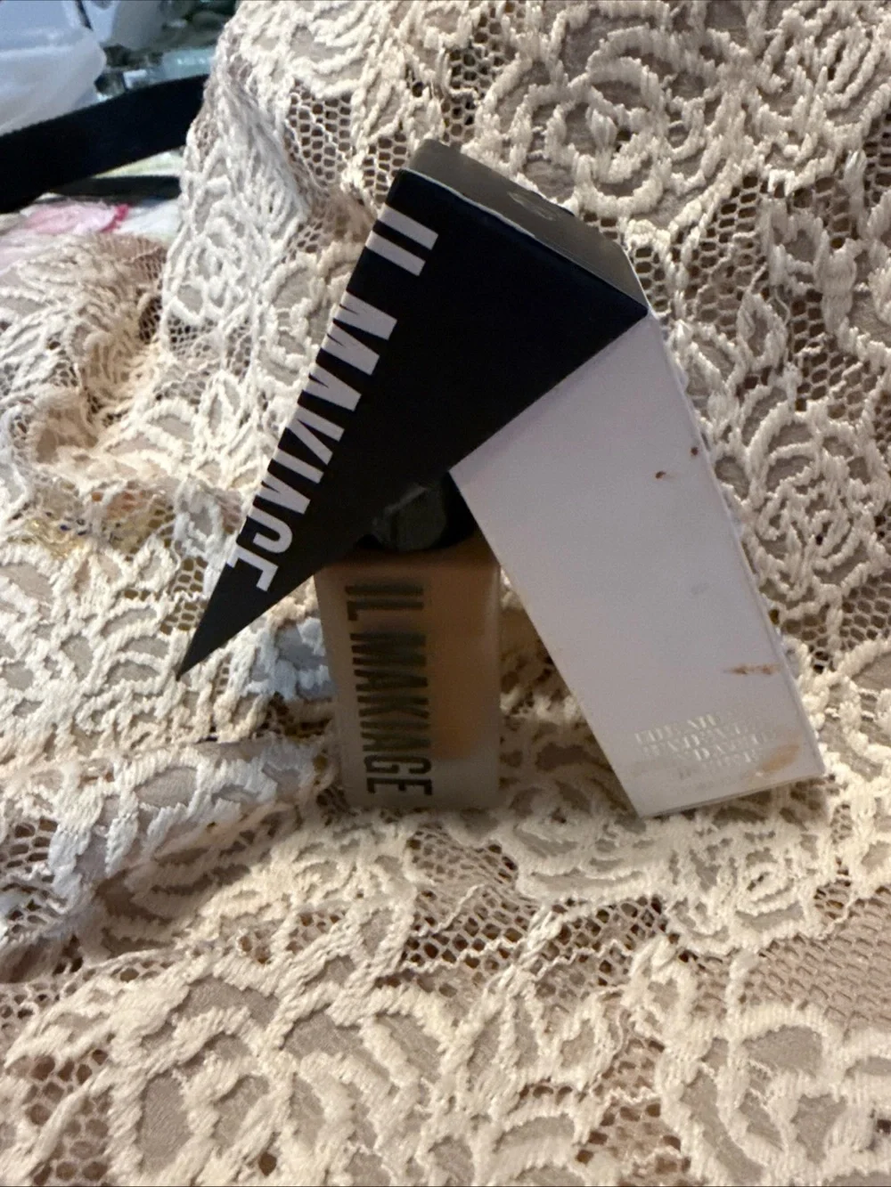 IL MAKIAGE Flawless Base Foundation - Black and White Packaging
